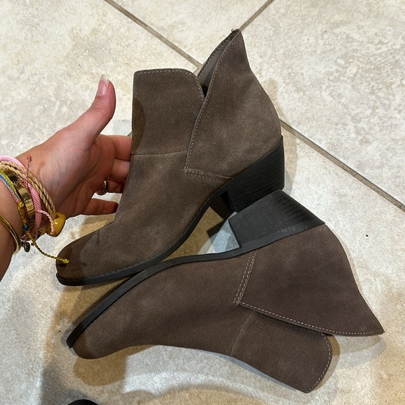 Me Too Zeus Brown Suede Low Heel Ankle Boots Booties 7 - Picture 8 of 8
